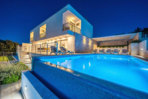 NEW! Villa Paloma Blanca 4-bedroom villa with sea views